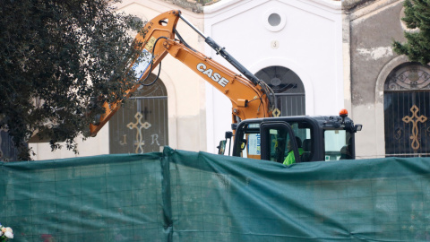 Una excavadora a la fossa onze del cementiri de Reus fent els primers treballs per exhumar el cos de l'antifeixista.