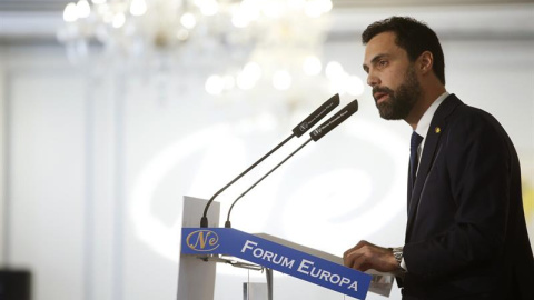 El presidente del Parlamento de Cataluña, Roger Torrent, interviene en un desayuno de la tribuna Fórum Europa