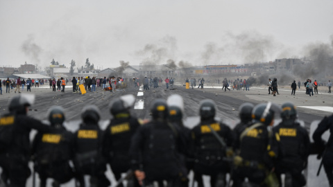 Un grupo de manifestantes toman el aeropuerto internacional Alfredo Rodríguez Ballón en Arequipa, Perú, a 12 de diciembre de 2022.