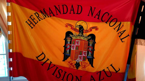 Banderas franquistas y muñecos con simbología nazi de la Fundación División Azul, una organización registrada bajo el gobierno de Felipe González.