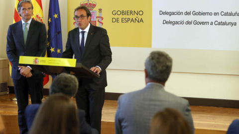 El ministro de Fomento, Íñigo de la Serna, y el conseller de Territorio de la Generalitat de Cataluña, Josep Rull, tras la reunión mantenida en Barcelona, para abordar la situación en el aeropuerto de El Prat. EFE/Toni Albir