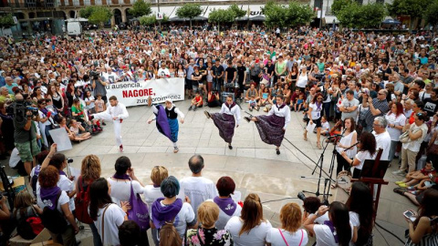 Cientos de personas han homenajeado a Nagore Laffage en la plaza del Castillo de Pamplona en vísperas del décimo aniversario de su crimen. /EFE