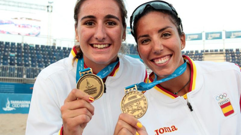 30/06/2018-- Las españolas Belén Corro(i) y Paula Soria (d) muestran su alegría tras ganar la medalla de oro en la final España/ Francia de voley playa celebrada hoy en Tarragona.EFE/Javier Cebollada