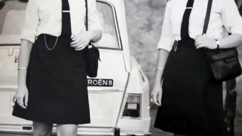 Delfina Tapia y su hermana Lola el día de su incorporación a la Policía Local de Córdoba, el 27 de abril de 1970. - EFE