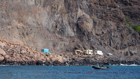 Efectivos del dispositivo de emergencia estudian la seguridad del terreno en Argaga (La Gomera). - EFE