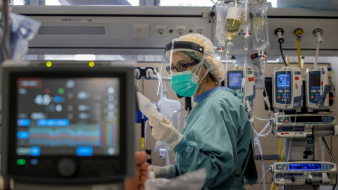 Una profesional sanitaria trabaja en la UCI del Hospital Vall d'Hebron de Barcelona.