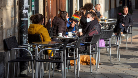 Clientes toman café en la terraza de un bar de Vitoria.