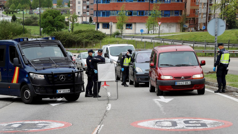 Control de Policía para vigilar las limitaciones que impone el estado de alarma. Foto de archivo.