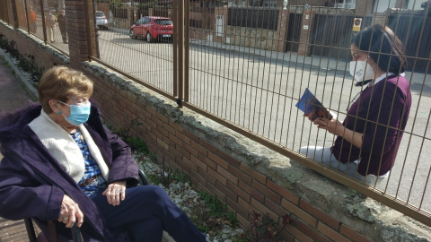 Carmen y María Luisa, tras la valla de la residencia en junio.