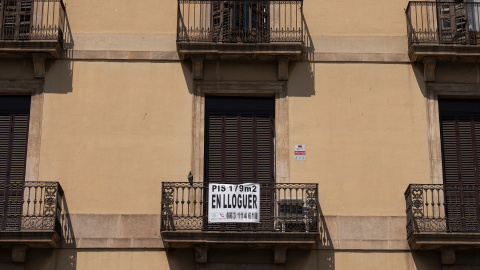 Cartel de alquiler en una fachada de un edificio, a 25 de abril de 2023, en Barcelona.