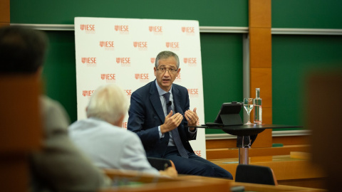 El gobernador del Banco de España, Pablo Hernández de Cos, durante su intervención en una jornada organizada por la escuela de negocios IESE, en Barcelona. E.P./ David Zorrakino