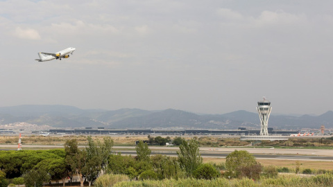 Un avión despega del aeropuerto de El Prat de Barcelona.