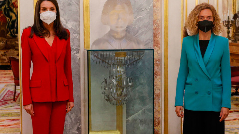 12/04/2021.- La reina Letizia (i) y la presidenta del Congreso, Meritxell Batet (d) posan junto a un busto de Clara Campoamor durante el homenaje en su honor celebrado en el Congreso.