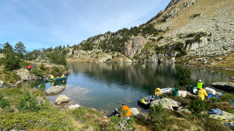 Preparació de la prova pilot del projecte Life Resque Alpyr duta a terme al llac de Manhèra, al circ de Colomèrs