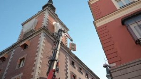 Exteriores retira los escudos franquistas de la fachada de su sede histórica en Madrid