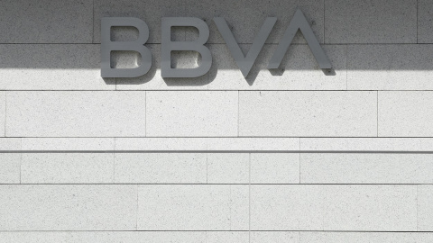 El logo del BBVA en la fachada del edificio 'La Vela', sede de la compañía en la zona norte de Madrid. E.P./Eduardo Parra