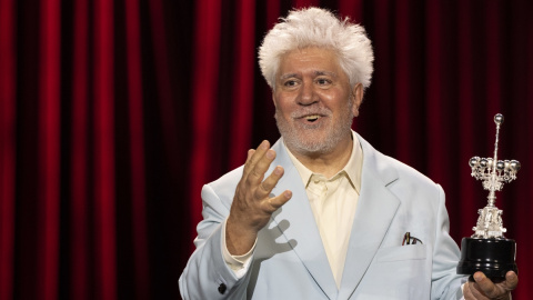 El director de cine español Pedro Almodóvar recibe el Premio Donostia en el Festival de Cine de San Sebastián.