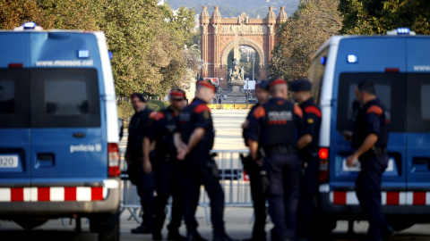 Agentes de los Mossos d' Esquadra  en las inmediaciones del Parlament, en el parque de la Ciutadella, en Barcelona. E.P./Kike Rincón / Europa Press