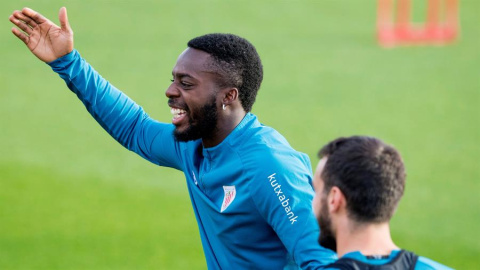 Iñaki Williams bromea durante el entrenamiento que el Athletic de Bilbao ha celebrado este sábado en sus instalaciones de Lezama (Bizkaia).