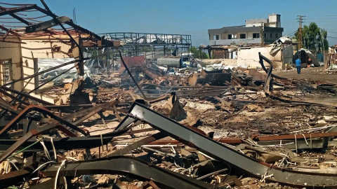 Escombros y destrucción causados ​​por un ataque aéreo israelí en un barrio de la aldea de Saksakieh, al sur de la frontera entre Líbano e Israel, a 26 de septiembre de 2024.