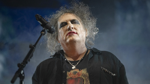 El guitarrista y vocalista de la banda británica de rock The Cure, Robert Smith, durante una actuación en el Palau Sant Jordi, a 10 de noviembre de 2022, en Barcelona.