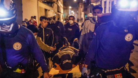 Un manifestante herido en los enfrentamientos con la Policía en Lima recibe asistencia, a 12 de diciembre de 2021.