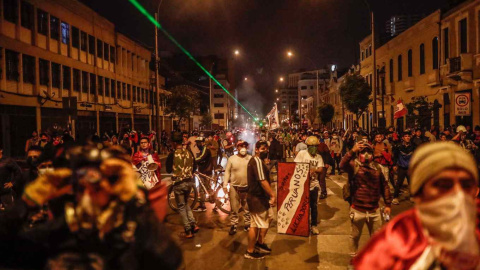 Cientos de manifestantes durante una protesta contra el nuevo Gobierno de Perú en el centro de Lima, a 12 de diciembre de 2022.