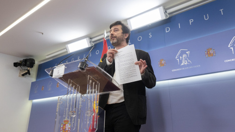 El portavoz de Podemos, Rafa Mayoral, interviene en una rueda de prensa posterior a una Junta de Portavoces en el Congreso de los Diputados, a 6 de abril de 2021, en Madrid