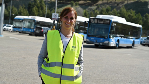 La candidata de Más Madrid a la presidencia de la Comunidad de Madrid, Mónica García durante su visita las cocheras de la EMT de Entrevías en Madrid este lunes donde mantendrá una reunión con el Comité de empresa.