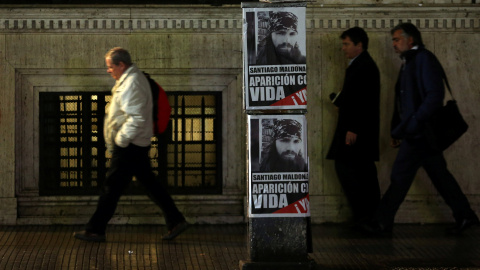 Carteles en la calle reclamando la aparición con vida de Santiago Maldonado, un joven que desapareció hace dos semanas tras participar en una serie de protestas de la comunidad indígena mapuche en la provincia de Chubut, en el sur del país.REUTERS/Mar