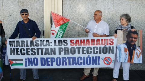 Varias personas apoyan con pancartas a los saharauis retenidos, en la Terminal T-1 del Aeropuerto Adolfo Suárez-Madrid Barajas