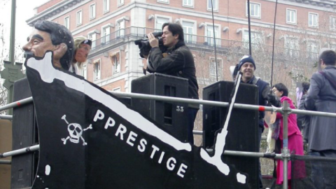 El barco de Nunca Máis en la manifestación de Madrid el 23 de febrero de 2003.