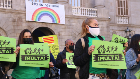 Concentració de la PAH a la plaça Sant Jaume per reclamar multes als grans tenidors.