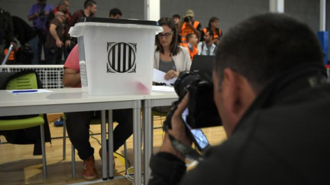 Votants en un col·legi de l'1-O. AFP