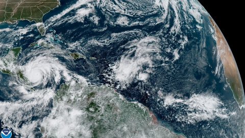 Fotografía satelital cedida por la Oficina Nacional de Administración Oceánica y Atmosférica (NOAA) por vía del Centro Nacional de Huracanes (NHC) donde se muestra la localización del huracán Iota a las 10:00 hora local (15:00 GMT).