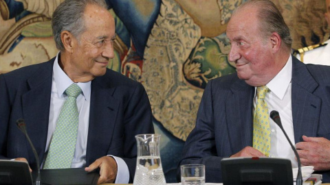 Imagen de julio de 2013, del rey JUan Carlos con el entonces presidente de OHL Juan Miguel Villar Mir, durante una reunión del patronato de la Fundación Cotec.