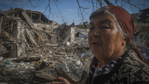 Rosa Sarkissian muestra el escombro de lo que una vez fue su casa.