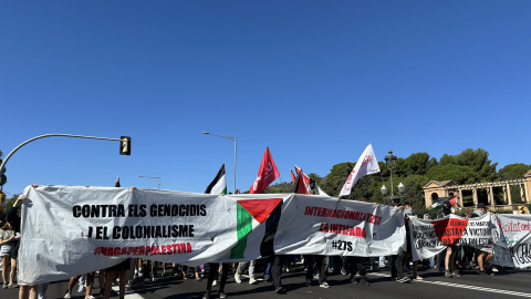 Manifestants protesten a la Diagonal de Barcelona contra el genocidi a Palestina.