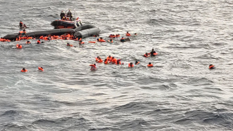 Los equipos de rescate están en el agua intentando recuperar a unas 100 personas, hay niños y bebés.