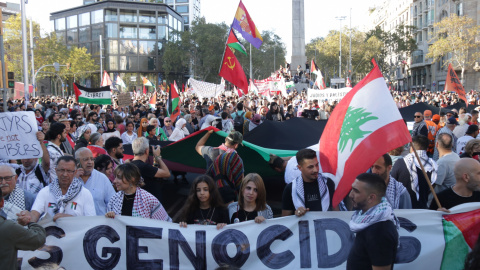 Centenars de persones s'han manifestat per Palestina aquest divendres a la tarda a Barcelona.