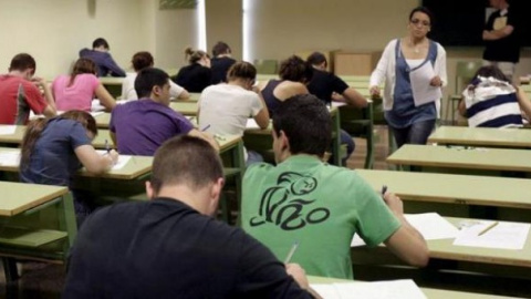 Varios estudiantes se examinan en un aula de un centro de educación. EFE/ Archivo