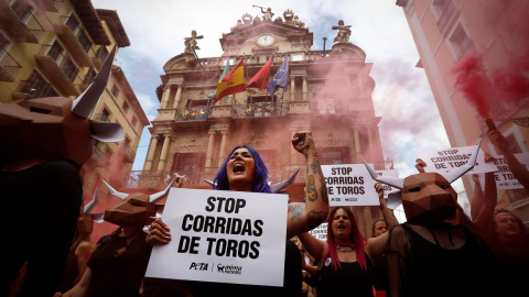 Protesta de animalistas en Sanfermines. VILLAR LÓPEZ / EFE