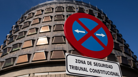 Una señal de parada y estacionamiento prohibidos delante de la sede del Tribunal Constitucional, en Madrid. E.P./Alejandro Martínez Vélez