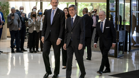 El Rey Felipe VI (i) y el presidente del Tribunal Constitucional, Pedro González-Trevijano (d), a su llegada al almuerzo con miembros y magistrados del Tribunal Constitucional, en la sede del Tribunal Constitucional, a 25 de abril de 2022,