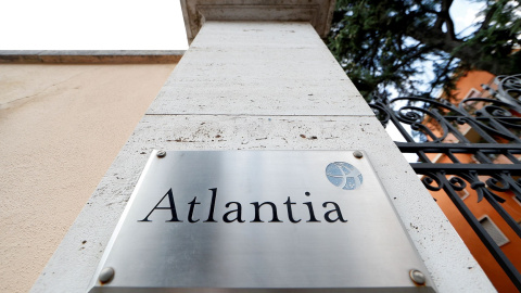 El logo del grupo Atlantia, en el exterior de su sede en Roma. REUTERS/Alessandro Bianchi