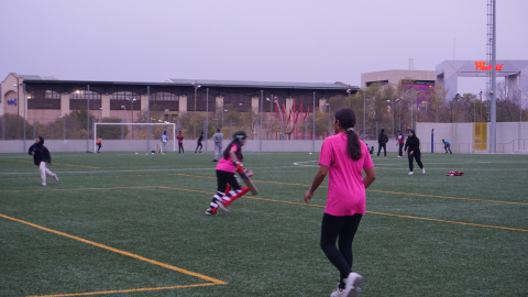 Les noies del criquet entrenant al camp de Baró de Viver.