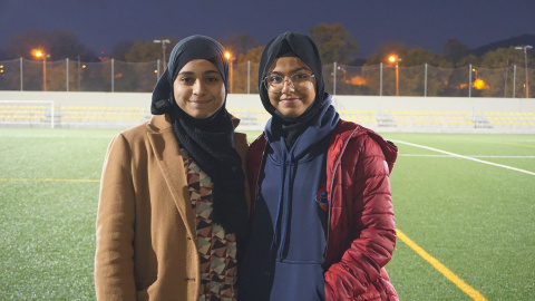 Aliza Saleem i Tasbina Mirza, dues de les membres de l'equip de criquet femení.