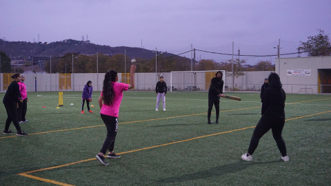 Les noies del criquet entrenant al camp de Baró de Viver.