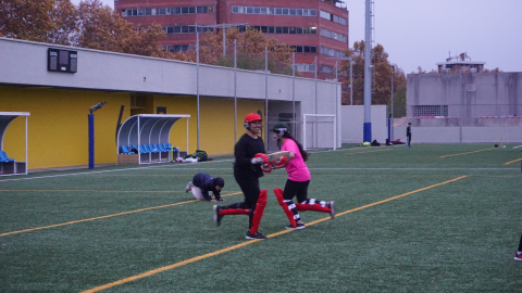 Les noies del criquet entrenant al camp de Baró de Viver.