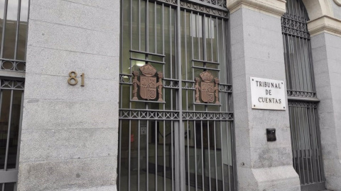 Entrada a la sede del Tribunal de Cuentas. en la calle Fuencarral de Madrid.